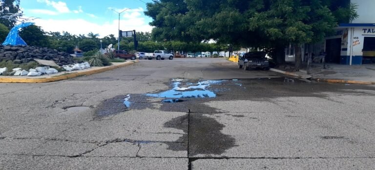 Drenaje colapsado genera molestias en Central de Guasave