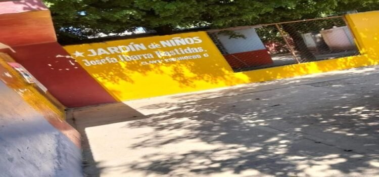 Padres denuncian restricciones en preescolar Josefa Ibarra Bastidas: impiden el ingreso de mochilas y alimentos