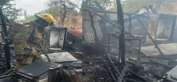 Incendio deja a adulta mayor sin vivienda