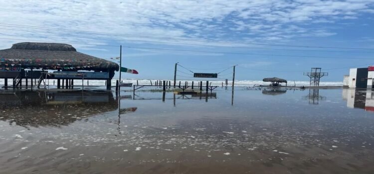 Oleaje elevado impacta costa de Guasave por efecto del mar de fondo