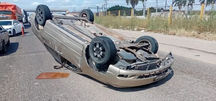 Accidente tipo volcadura deja una persona lesionada en la México 15