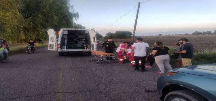 Hospitalizan a mujer tras derrapar su motocicleta