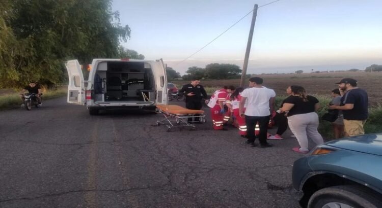 Hospitalizan a mujer tras derrapar su motocicleta