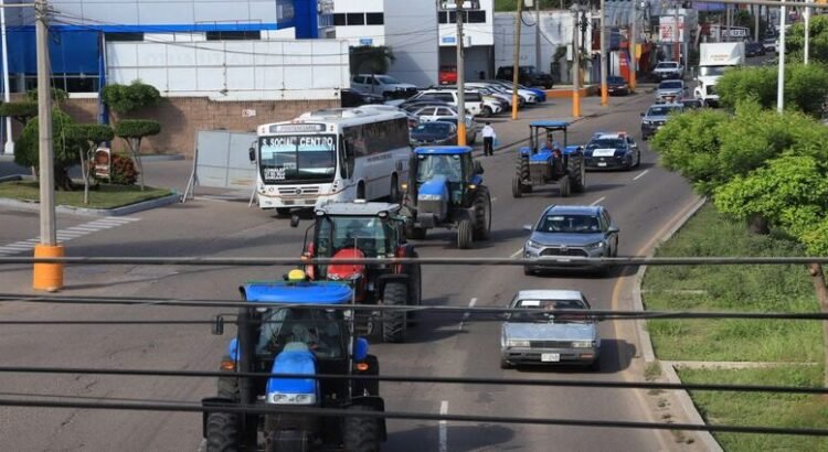 productores bloquean la caseta cuatro caminos