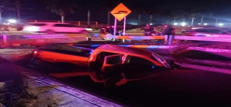 Camioneta termina adentro de un canal