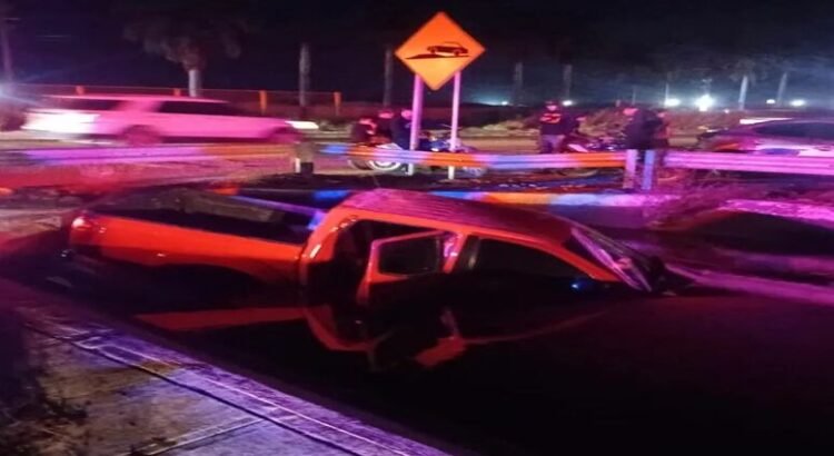 Camioneta termina adentro de un canal