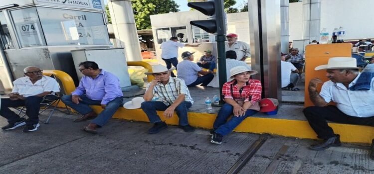 Bloqueo en la caseta de 4 caminos en Guasave