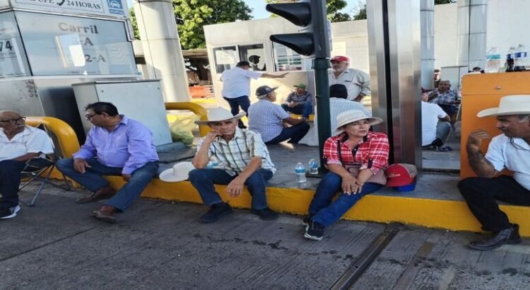 Bloqueo en la caseta de 4 caminos en Guasave Bloqueo en la caseta de 4 caminos en Guasave