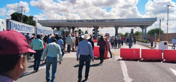 Por conflicto entre transportistas y productores agrícolas cierran circulación total en caseta de 4 caminos