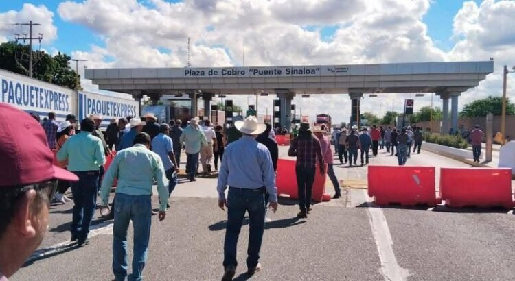 Por conflicto entre transportistas y productores agrícolas cierran circulación total en caseta de 4 caminos Por conflicto entre transportistas y productores agrícolas cierran circulación total en caseta de 4 caminos