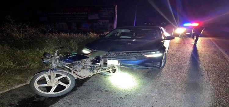 Dos niños lesionados en choque entre motocicleta y automóvil en Guasave