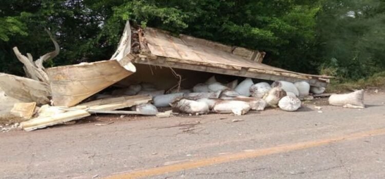 Tráiler con costales de hielo sufre volcadura en Batamote, Guasave Tráiler con costales de hielo sufre volcadura en Batamote, Guasave