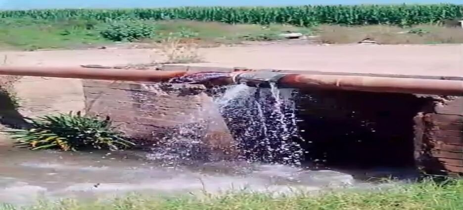 Persistente fuga de agua potable preocupa a vecinos del ejido San Fernando, Guasave
