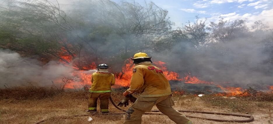 Incendio en basurero clandestino detrás del Hospital General de Guasave mantiene en alerta a vecinos