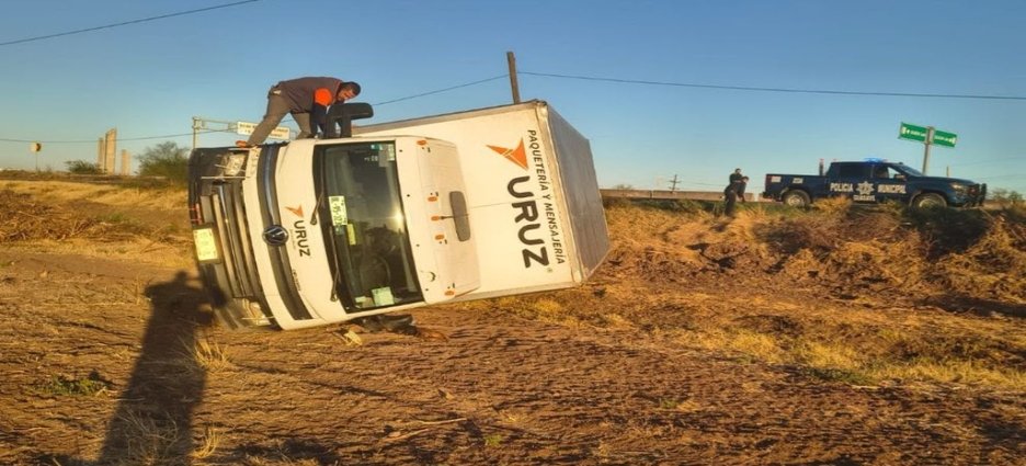 Empleado de paquetería sale ileso tras aparatosa volcadura