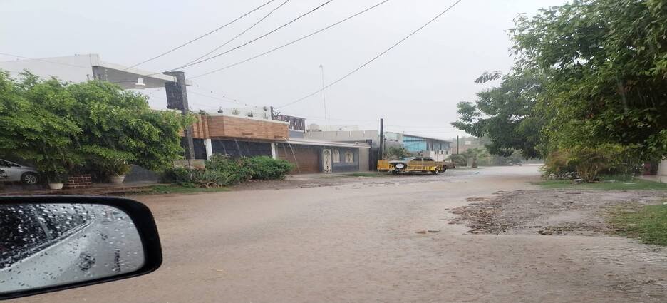 Fuerte lluvia y tormenta eléctrica colapsan vialidades en Guasave; autoridades llaman a extremar precauciones