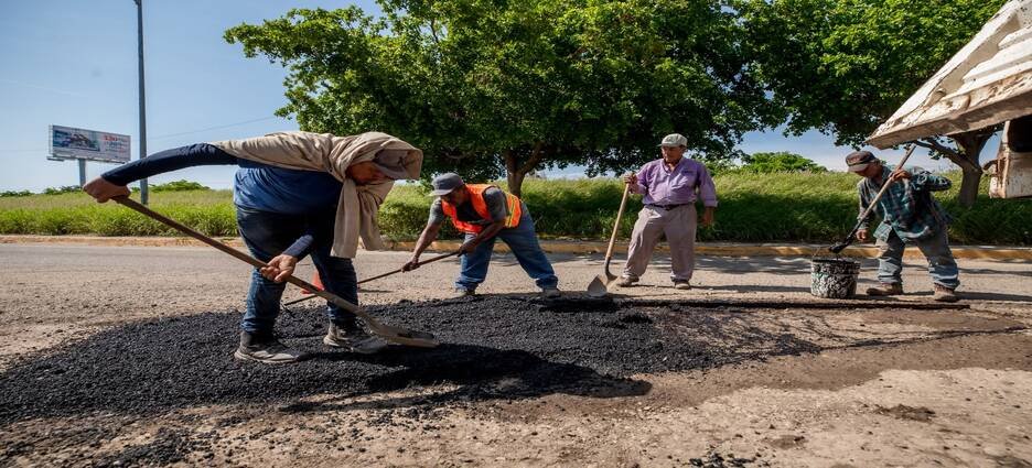 Guasave enfrenta daños en calles tras lluvias; Ayuntamiento realiza bacheo emergente